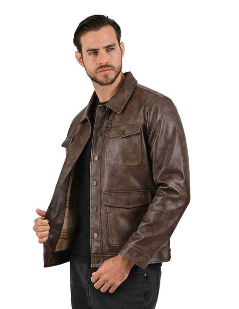 Chamarra Wrangler estilo trucker para Hombre en Piel Sintética Café Oscuro.
